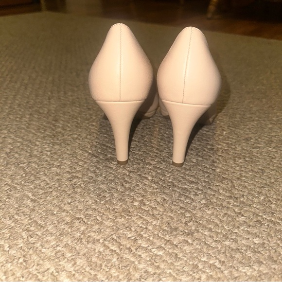Naturalizer Cream Classic Heels - Picture 3 of 4